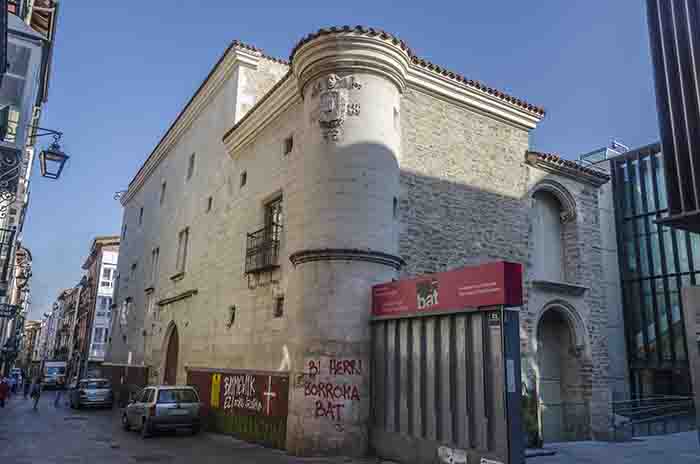 Álava - Vitoria-Gasteiz 39z - museos de Arqueólogia y Fournier de Naipes.jpg